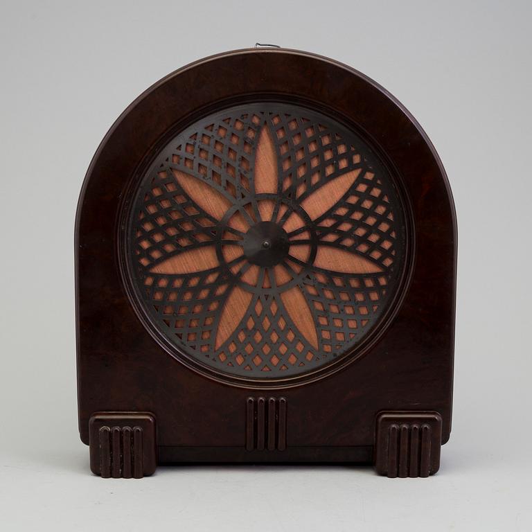 A radio and a loudspeaker, including Philips, 1930´s/40´s.