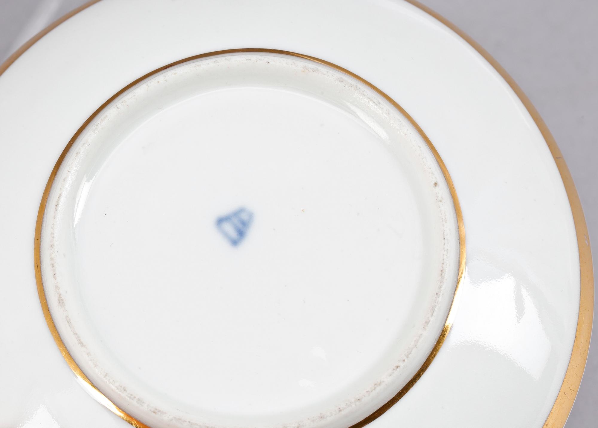 KAFFEKOPP med FAT, porslin, senempire, Wien, 1800-talets första hälft.