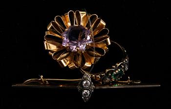 BROSCHER, 2 st samt RING, gulddoublé och guld med bl a diamanter.