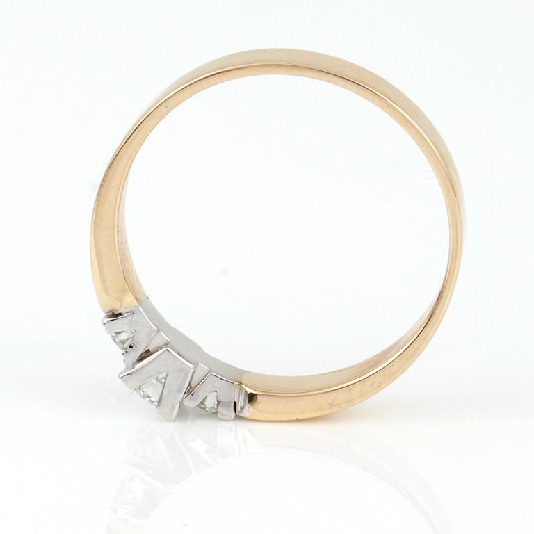 RING, tvåfärgad 14K guld med briljantslipade diamanter, tot ca 0,33 ct. Vikt ca 2,50 g.