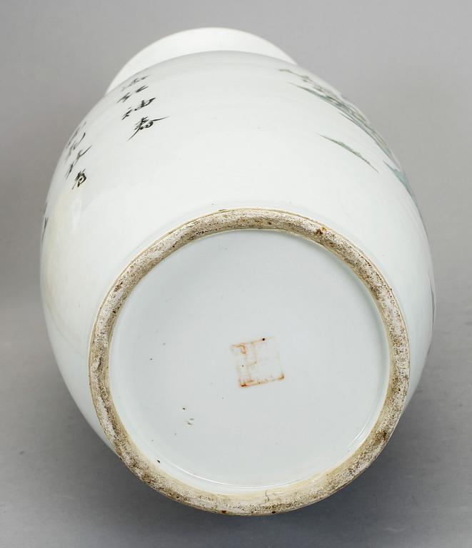 A vase, 20th century.