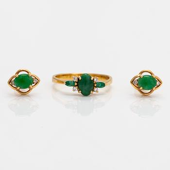 Örhängen och ring, 18K guld med jadeit, smaragder och små diamanter.