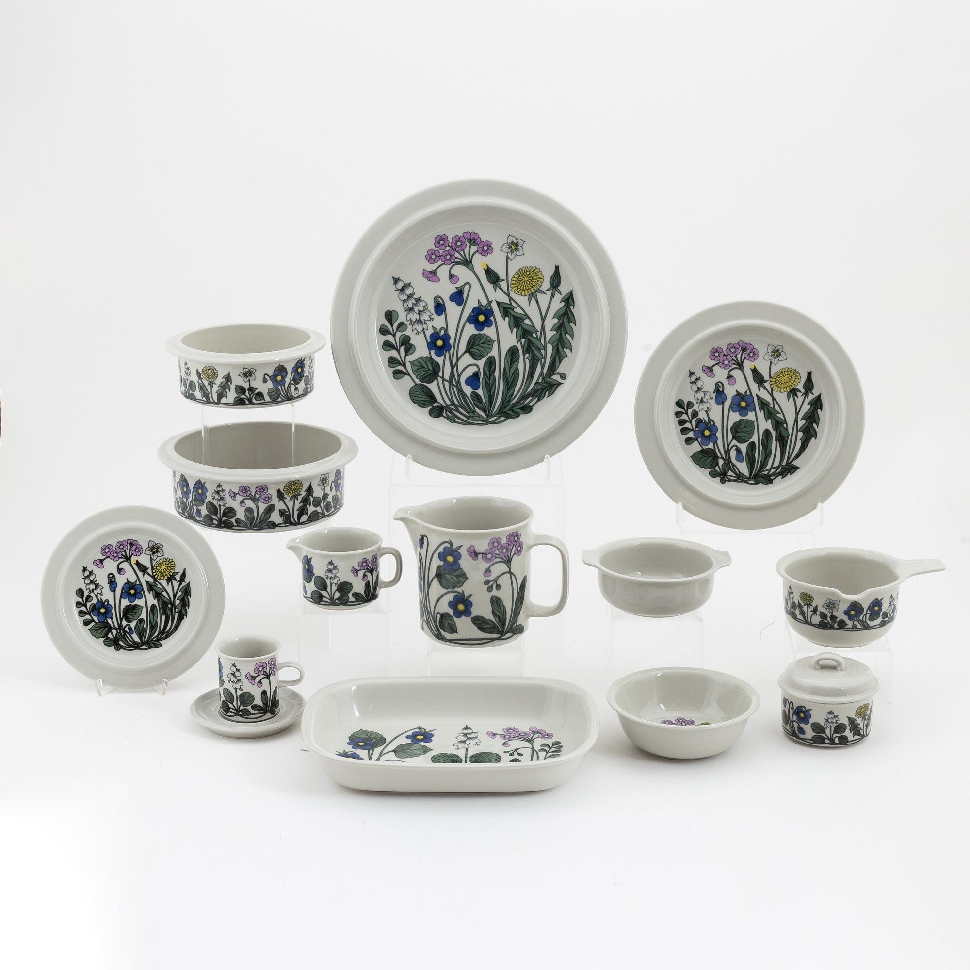 Esteri Tomula, a porcelaine dinner service, 'Flora', Arabia, Finland (56 pieces).