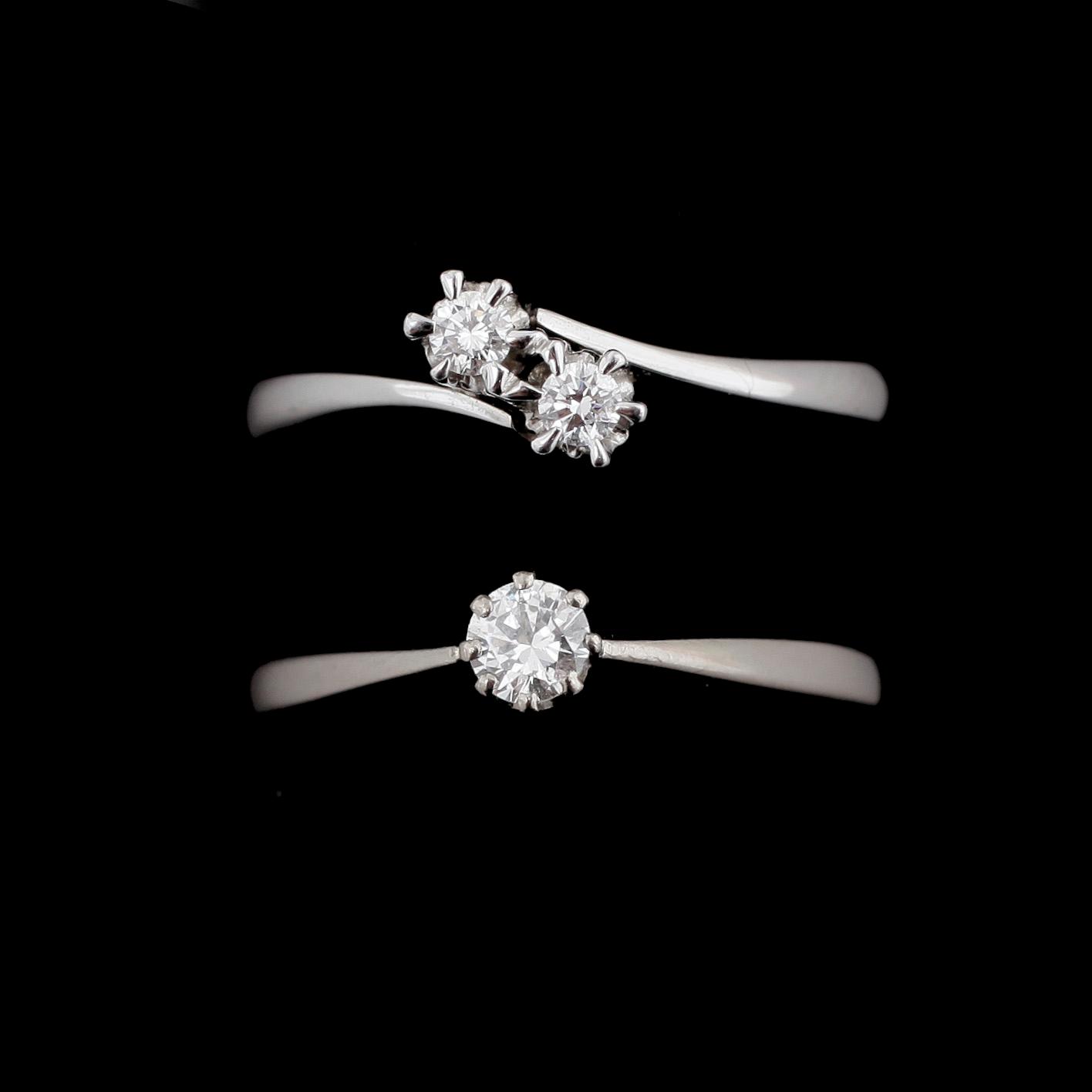 RINGAR, 2st, enstens- och syskonring, 18k vitguld, tot ca0,25ct. Tot.vikt 4g.