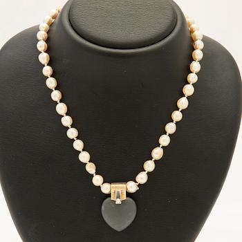Ole Lynggaard, hänge, 14K guld med sten och diamant samt pärlcollier.