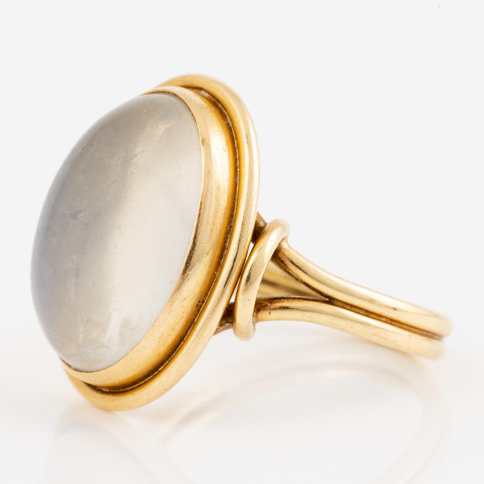 Ring 18K gold with moonstone.