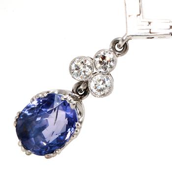 Necklace 18K whitegold with 1 purple-blue sapphire approx 6 ct  and 3 brilliant-cut diamonds approx 0,40 ct in total.
