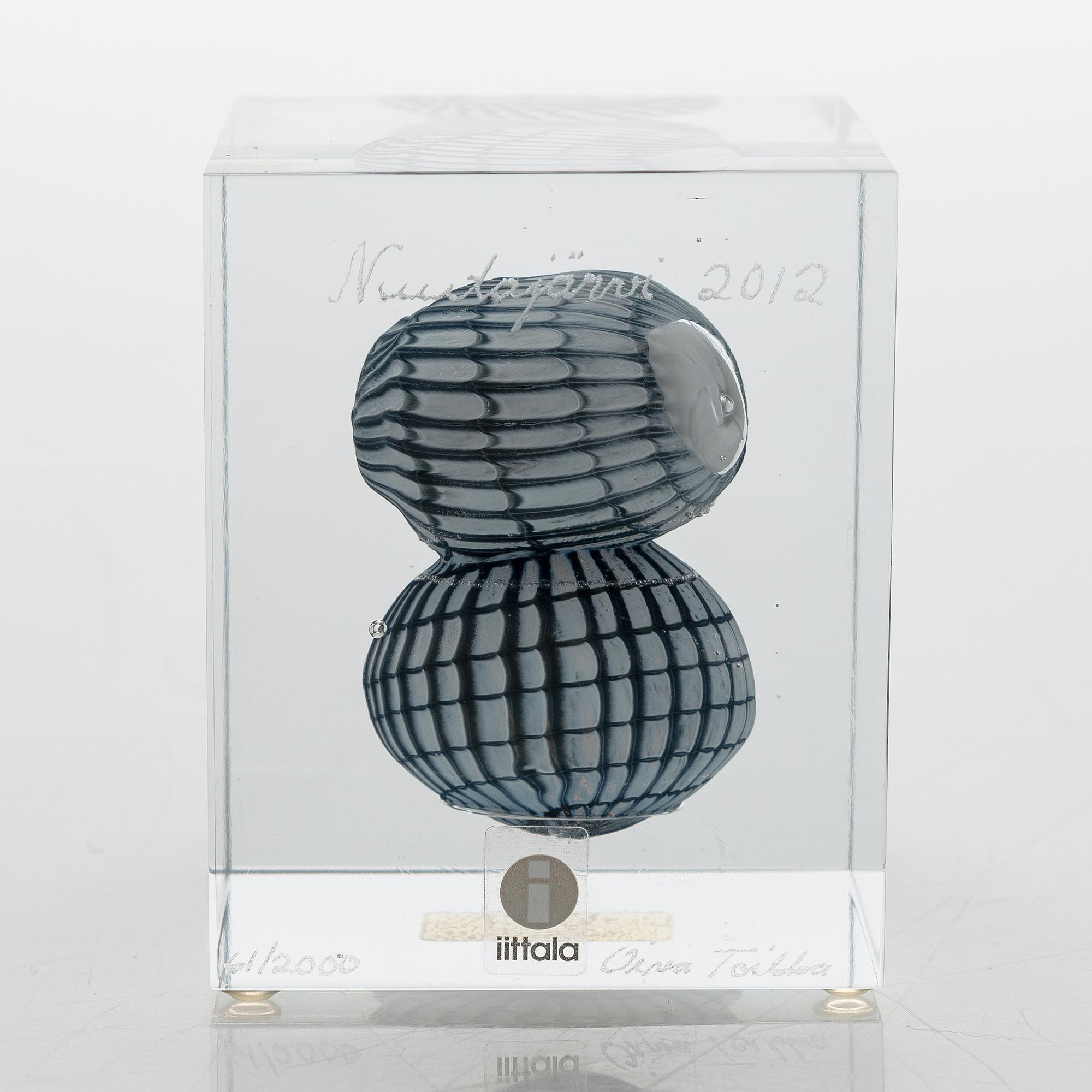 Oiva Toikka, årskub 2012, signerad Oiva Toikka, Nuutajärvi 2012, 61/2000.
