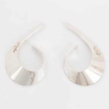 Tone Vigeland, earrings Slynge/Sling, sterling silver, Norway.