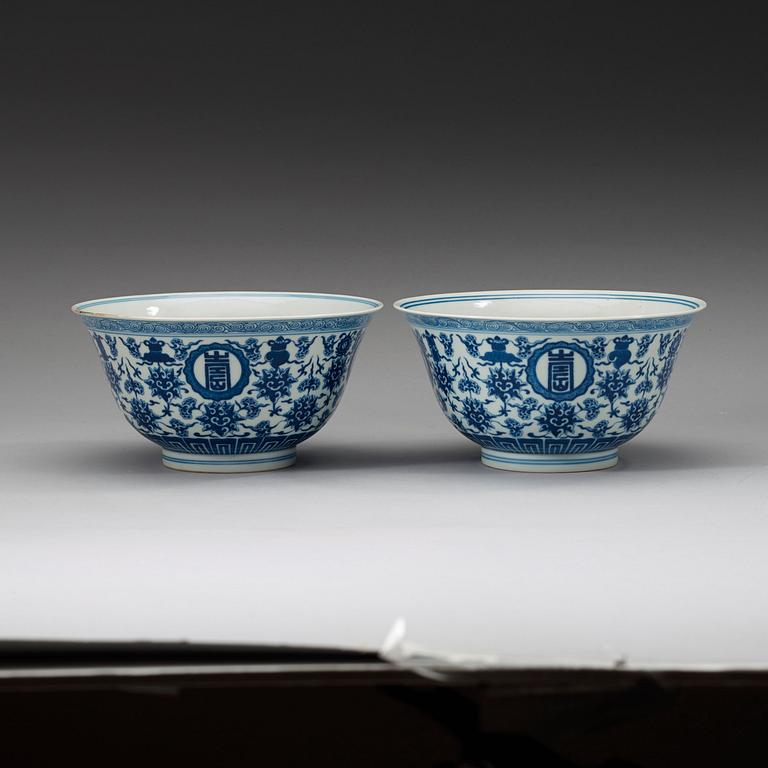 A pair of blue and white bowls, Republic (1912-49) with Qianlongs sealmark.