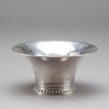 SKÅL PÅ FOT, silver, C G Hallberg, Stockholm 1923. Med Kungliga Segelsällskapet KSSS emblem. Vikt c:a 320 g.