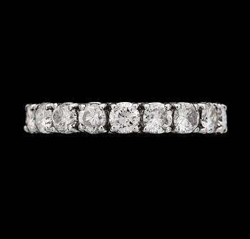 RING, sk eternityring, briljantslipade diamanter, tot. 3.45 ct.