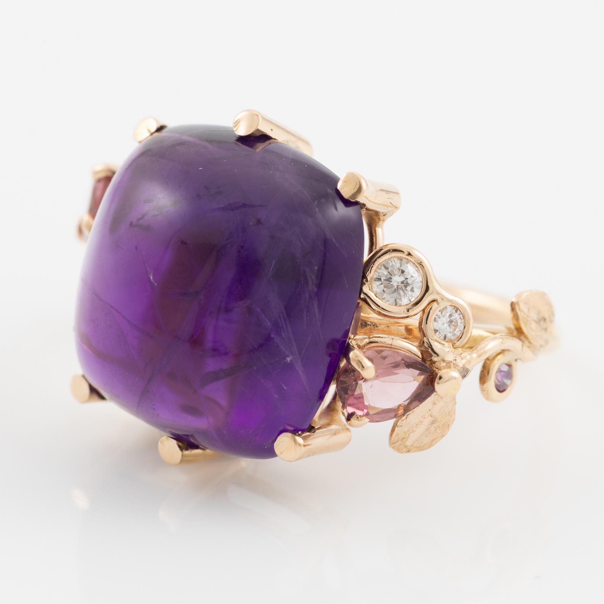 Ring, Mandelstam, 18K guld  med cabochonslipad ametist, turmaliner och briljantslipade diamanter.