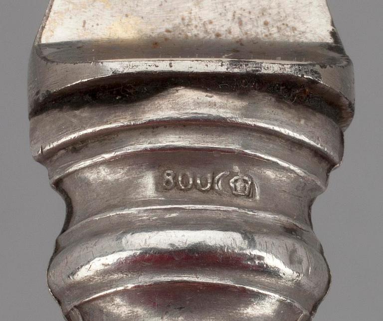 VAS samt SERVERINGSBESTICK, 5 st, silver, trol Turkiet resp Tyskland, 1900. Totalvikt ca 245 gram.