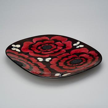 BIRGER KAIPIAINEN, A CERAMIC DISH. Butterflies and flowers. Signed Kaipiainen, Arabia. 1970s.