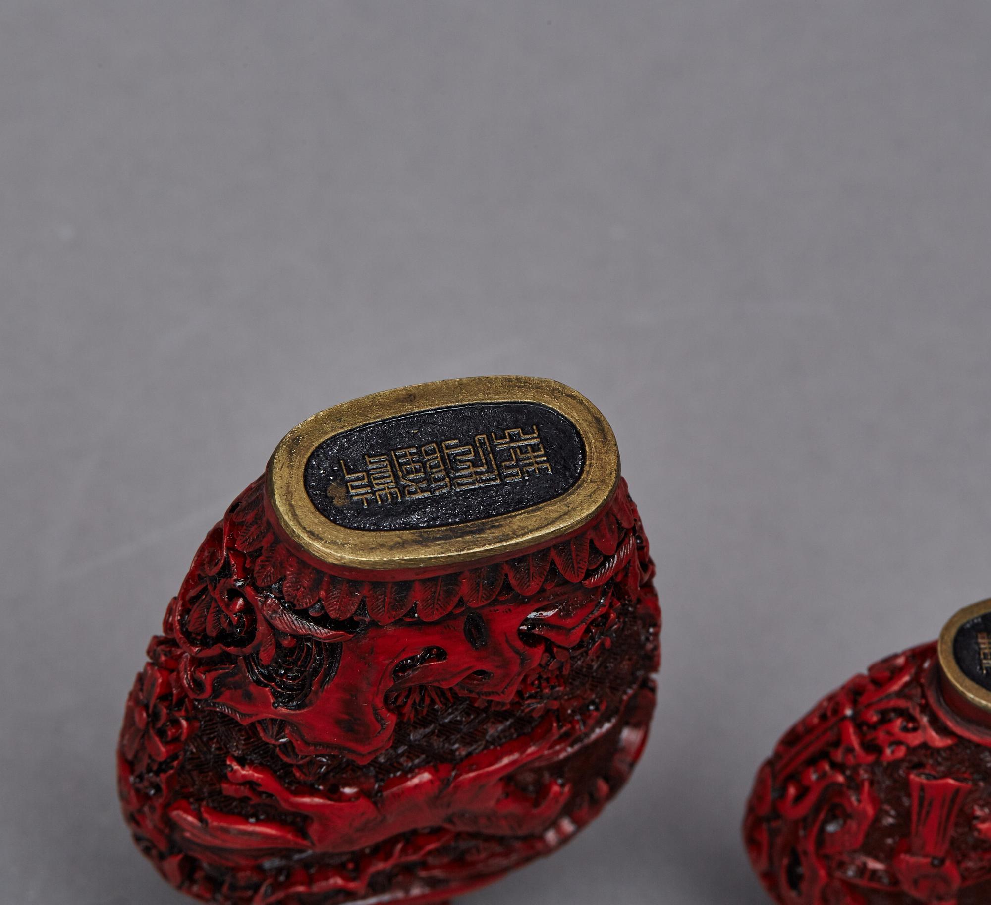 SNUSFLASKOR, 2 st, lackarbeten, Kina, 1800/1900-tal.