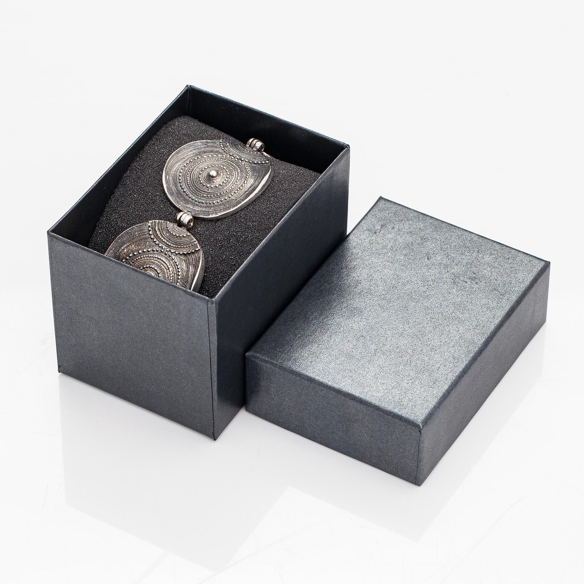 Jorma Laine, A silver bracelet "Chic". Turun Hopea, Turku 1975.