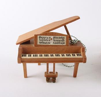 DOCKMÖBLER, trä, 4 st, 1900-tal.