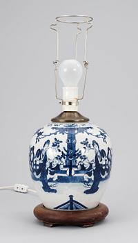 516. BORDSLAMPA, porslin. Sen Qing.