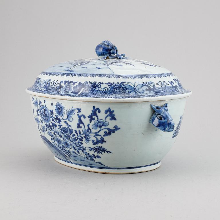 A blue and white tureen with cover, Qing dynasty, Qianlong (1736-95).