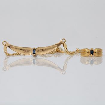 HALSKJEDJA MED HÄNGE samt RING, 18 k guld med safirer. Totalvikt ca 12,6 g.