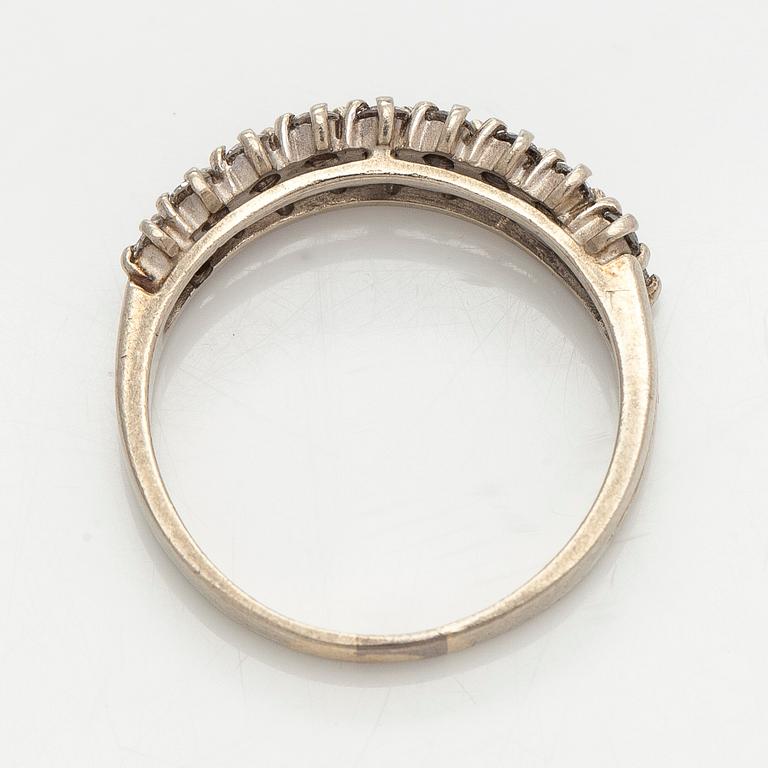 Sormus, briljanttihiotut timantit, 14K valkokultaa, Suomi 1989.