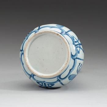 A blue and white bottle, Ming dynasty Wanli (1573-1619).