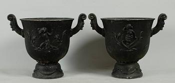 TRÄDGÅRDSURNOR, 1 par, aluminium, "Faun-Urnan", Ivar Johnsson, Näfveqvarn.