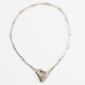 Lapponia collier sterlingsilver med granit "Cormoran", design Björn Weckström, 1990.
