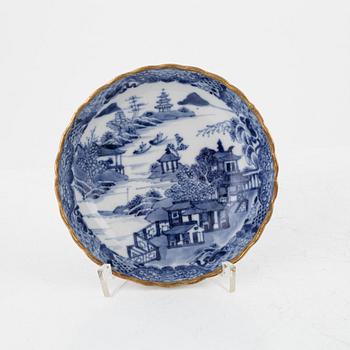 Skålfat, två stycken, tekoppar, två stycken samt kaffekopp och tre fat, porslin, Kina, Qingdynastin, 1700-tal.