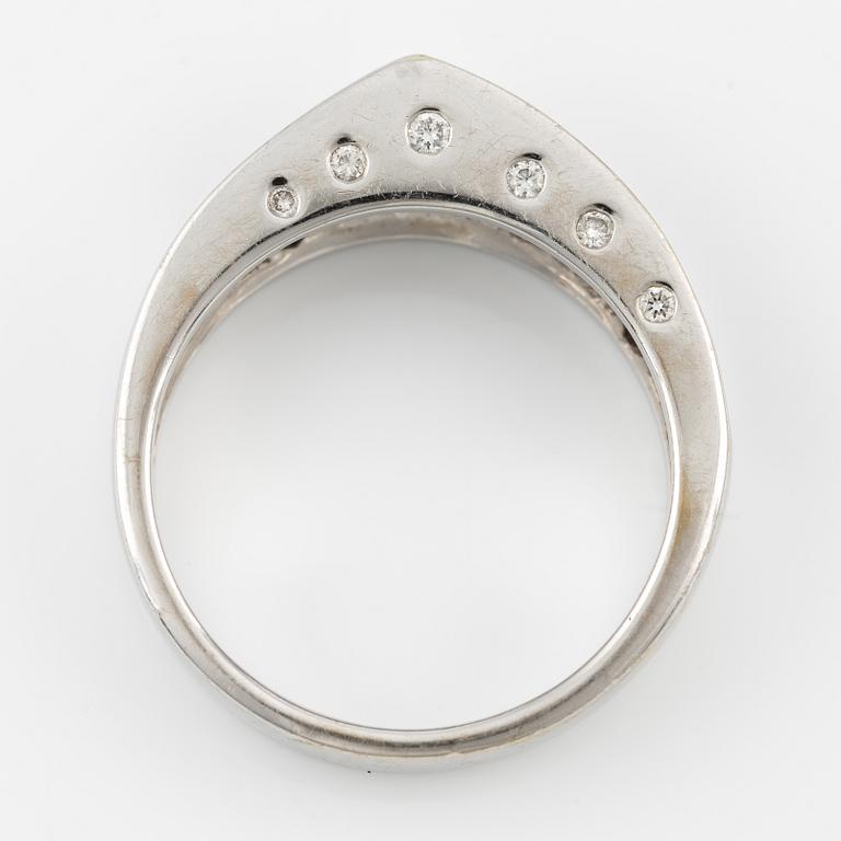 Ring med 18K vitguld med rosa safirer och runda briljantslipade diamanter.