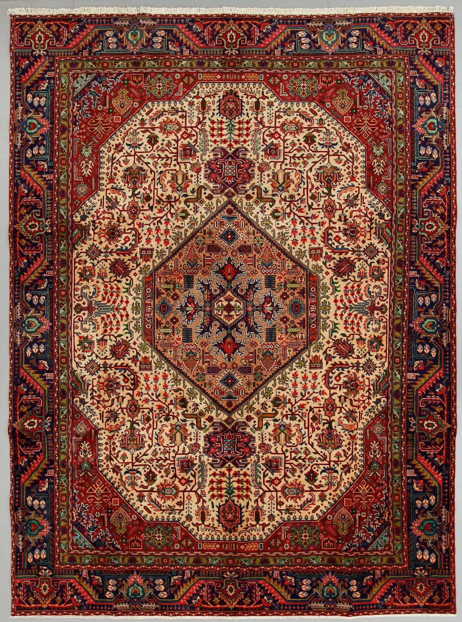 MATTA, Täbriz, ca 367 x 275 cm.