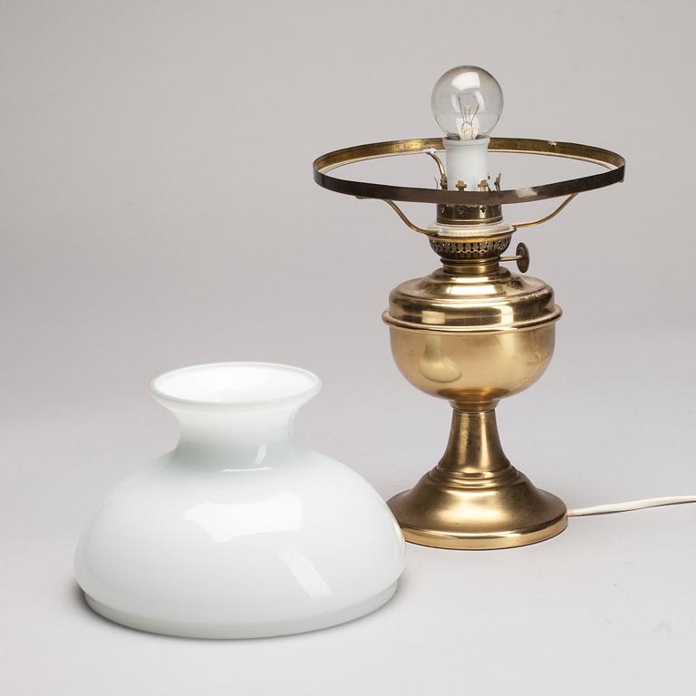 BORDSLAMPA, mässing och glas, märkt Kosmos Brenner, omkring 1900.