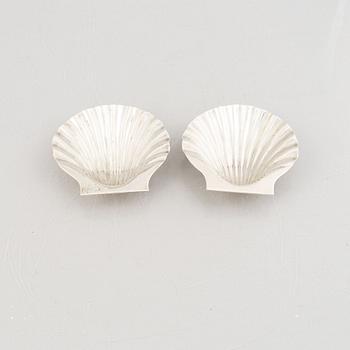 A pair of silver shell-shaped bowls, mark of Robert Dicker, London 1892.