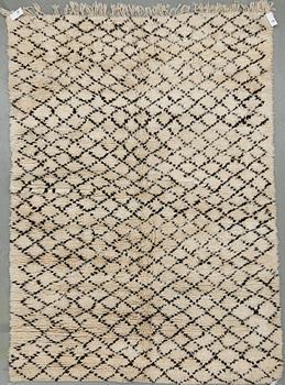 MATTA, Beni Ourain. Ca 243x178 cm.