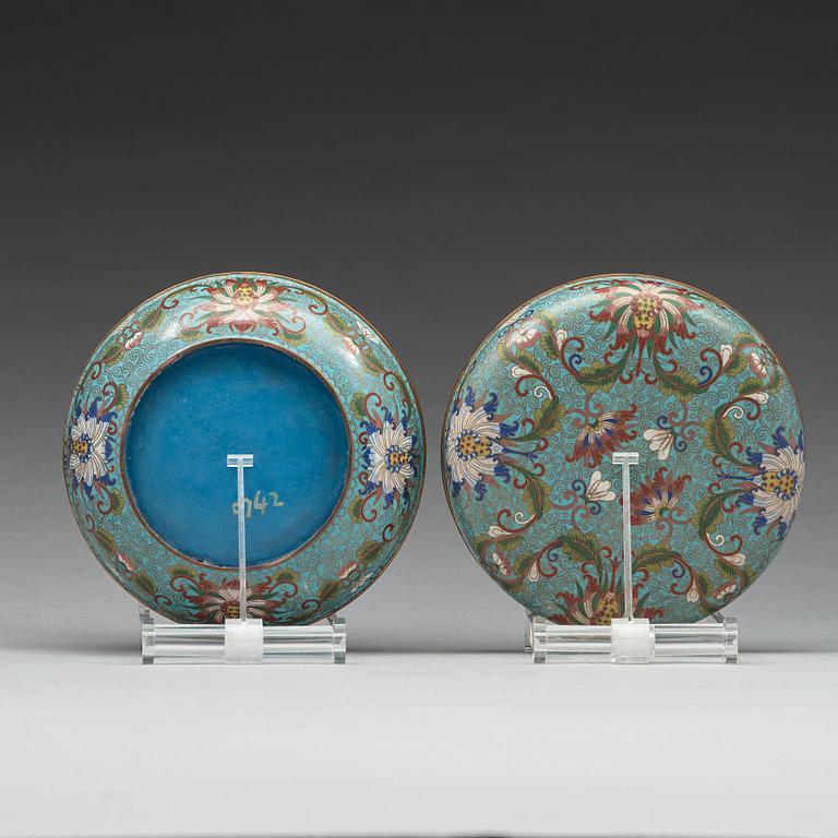 A pair of Chinese cloisonné boxes with covers, early 20th Century.