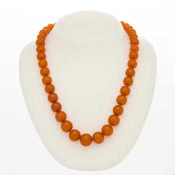 AN AMBER NECKLACE, clasp 14K gold.