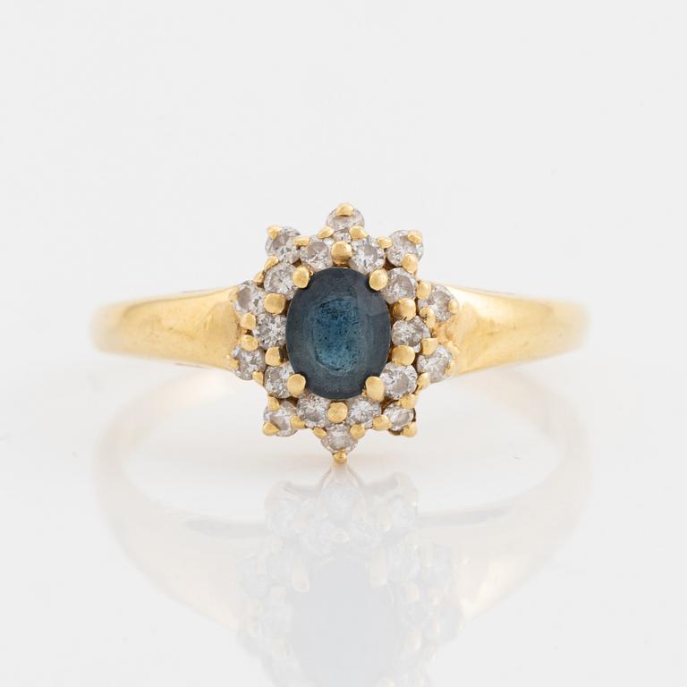 Ring, 18K guld med safir och briljantslipade diamanter.