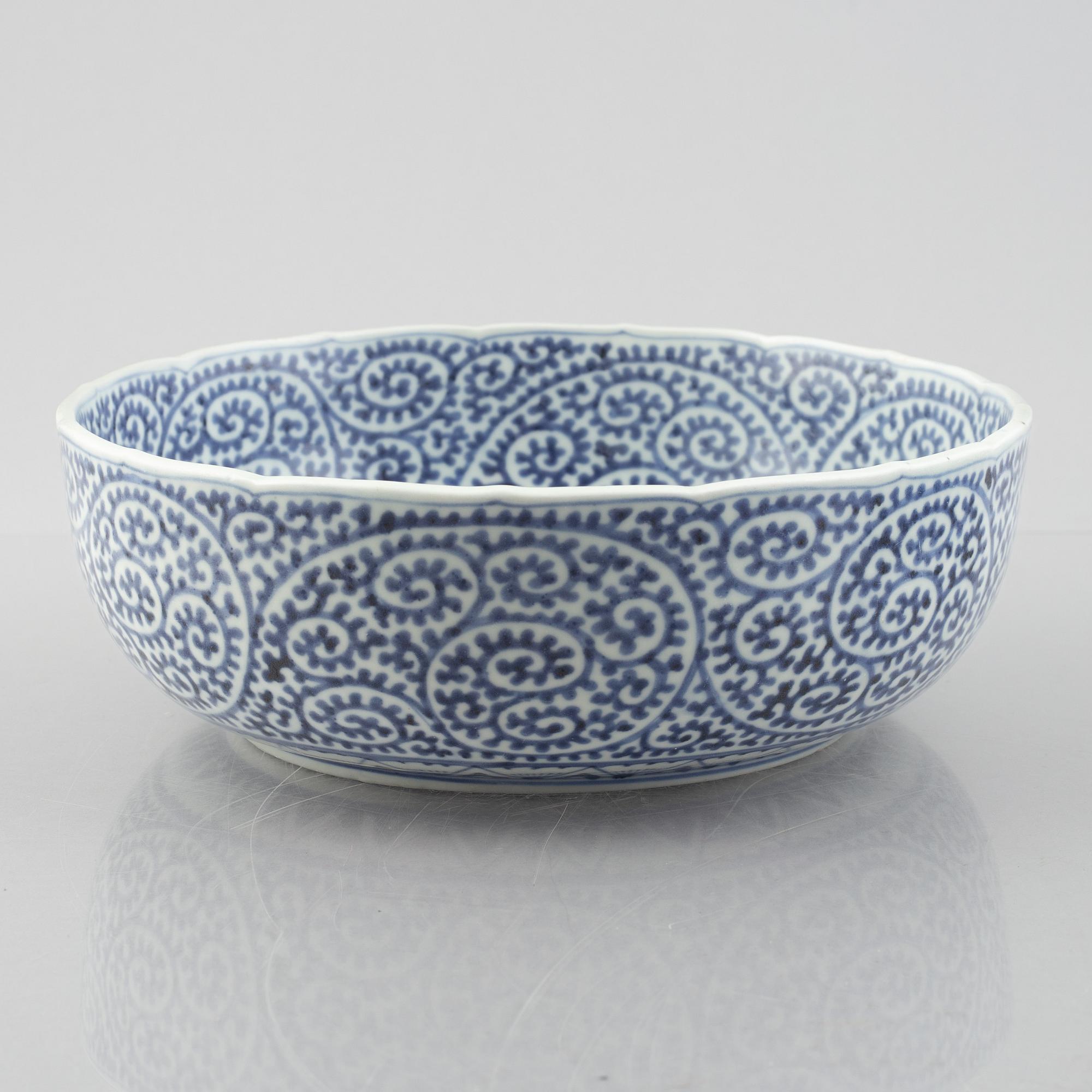 Skålar, två stycken, samt fat, porslin. Japan, Meiji (1898-1912).