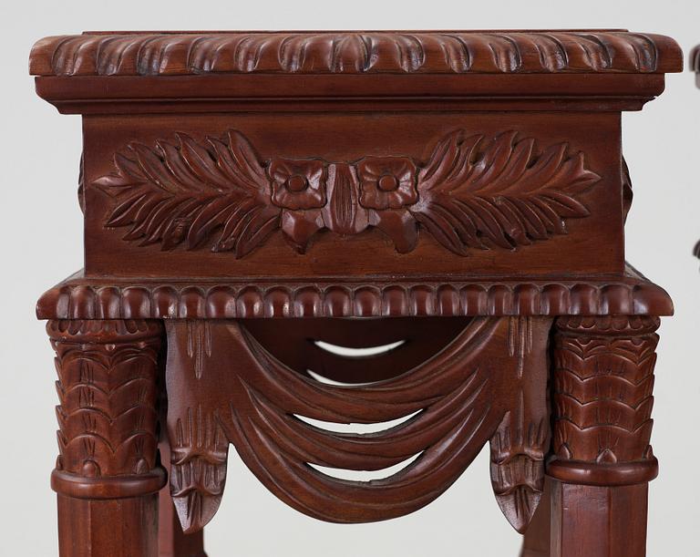 PIEDESTALER, ett par, Ny Louis XVI, sent 1800-tal.