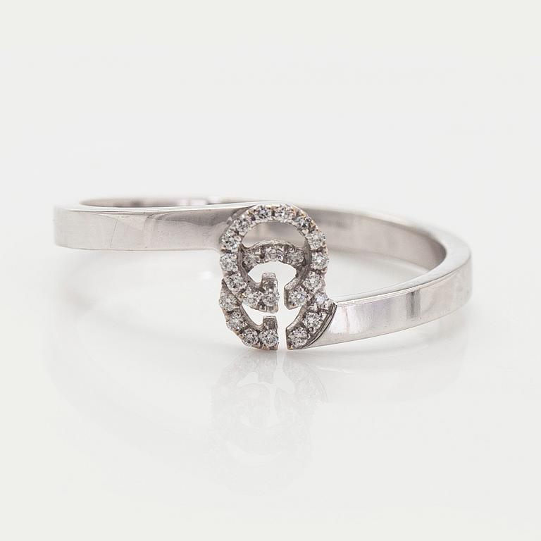 Gucci, an 18K white gold 'GG Running' ring with diamonds.