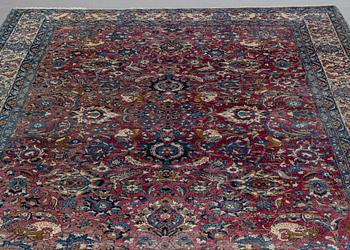 A CARPET, semi-antique Esfahan/Tehran, probably, ca 317,5 x 203,5 - 205 cm.