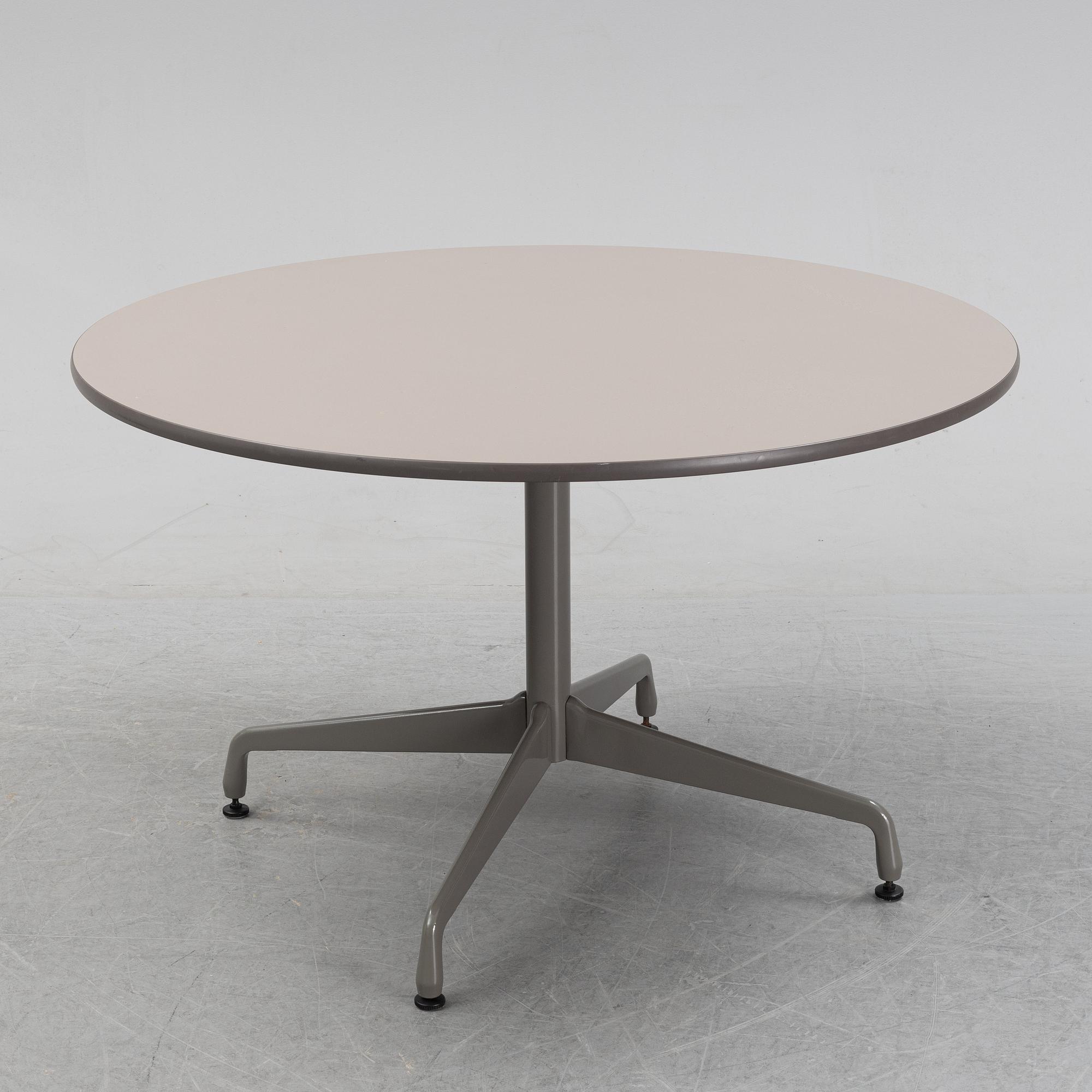 A round 'Aluminumgroup' table by Charles and Ray Eames for Herman Miller.