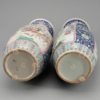 GOLVVASER, ett par snarlika, porslin, Kina, troligen omkring 1900.