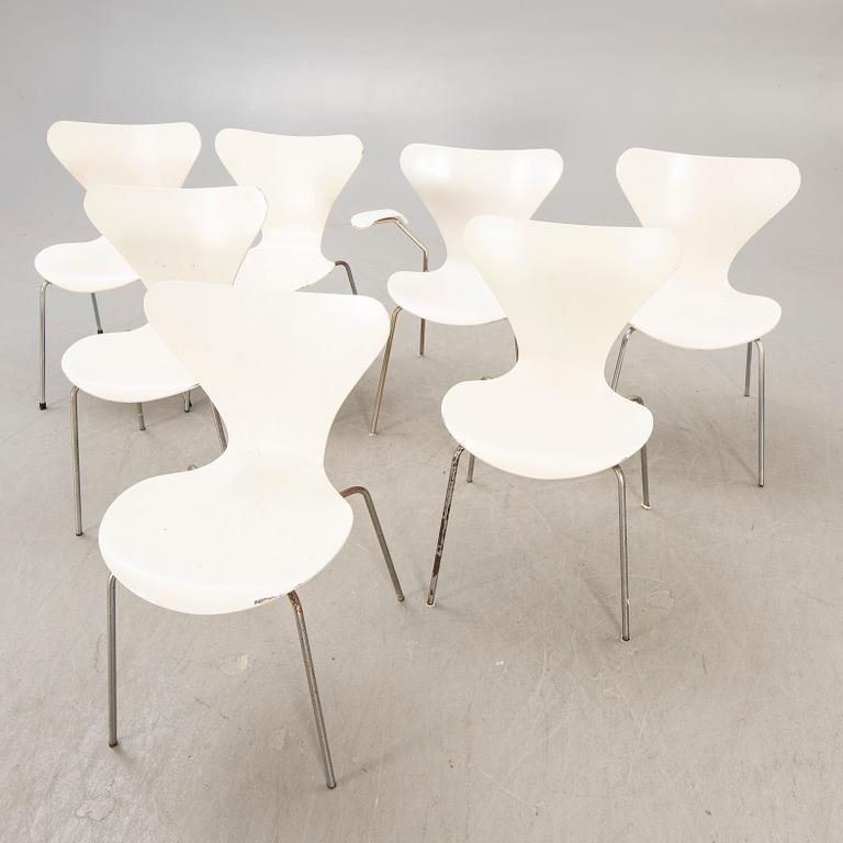 Arne Jacobsen, a set of six plus one Sjuan chairs for Fritz Hansen Denmark later part of the 20th century.