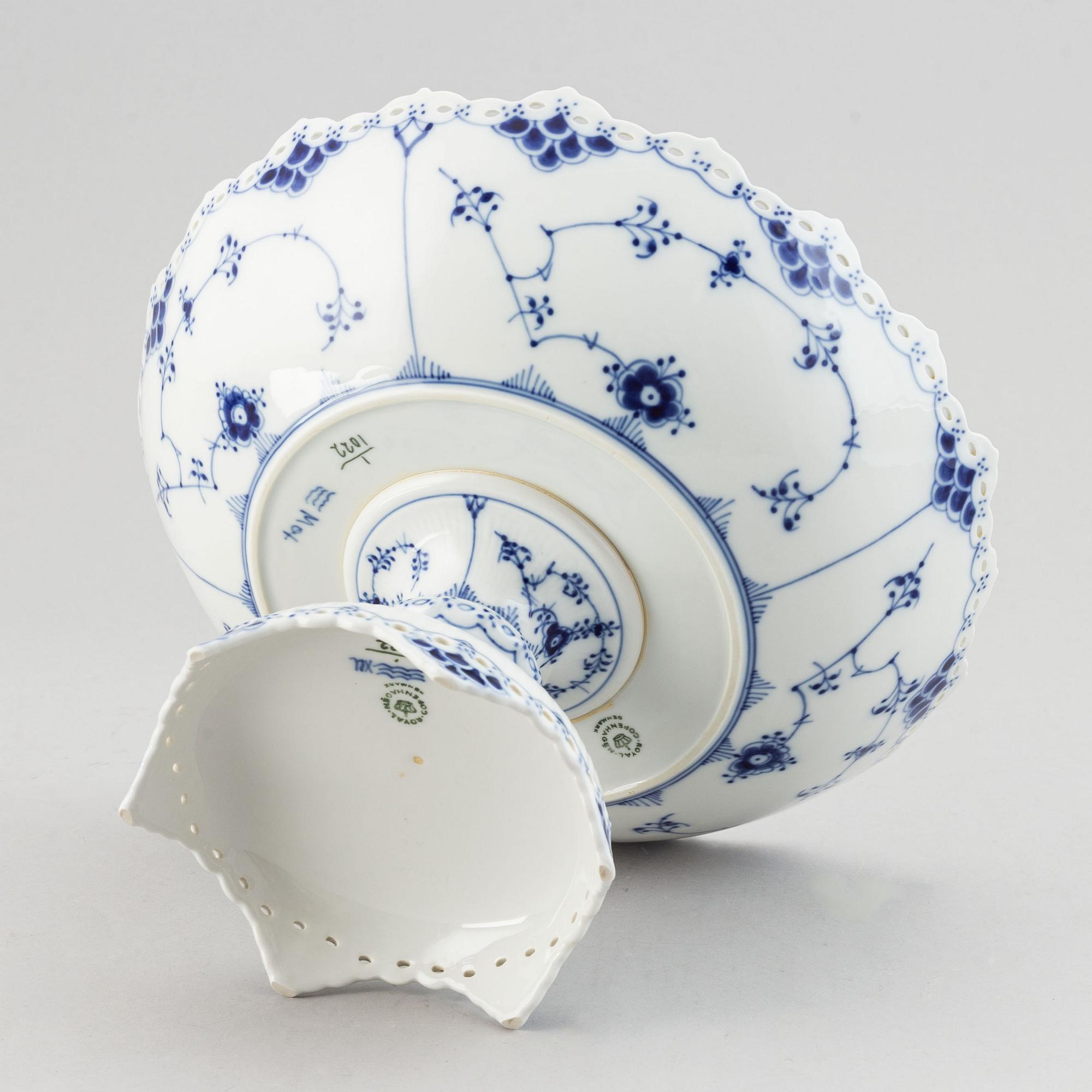 Royal Copenhagen,  a '1022' 'Musselmalet Full Lace' porcelain bowl, Denmark.