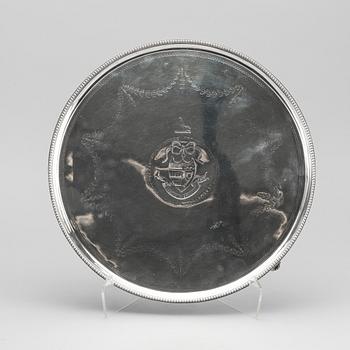 A SILVER SALVER BY JOHN CROUCH & THOMAS HANNAM, London 1782, weight c:a 1200 g.