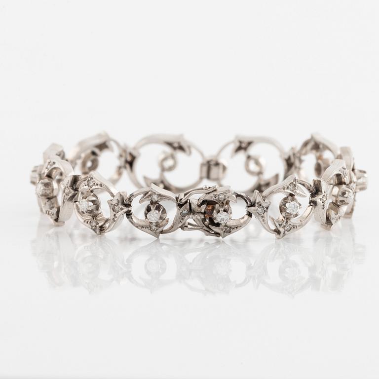 A bracelet set with round brilliant- and eight-cut diamonds.