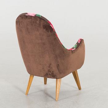 A MID 20TH CENTURY ARMCHAIR.