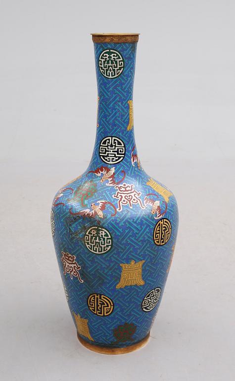 GOLVVAS, emaljarbete, Kina, 1900-tal.